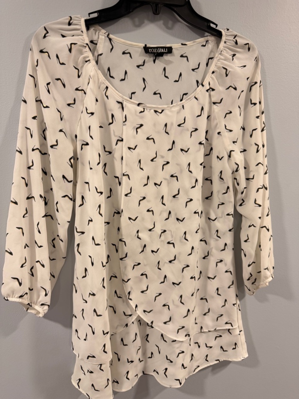 Roz & Ali Cream Blouse with Black Heel Print